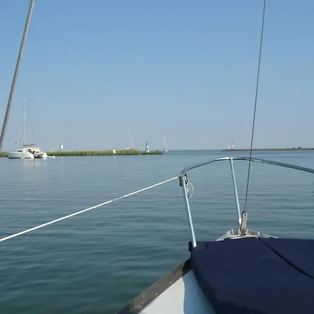 Zeilboot Aan Het Ijsselmeer Bådhotel 2*